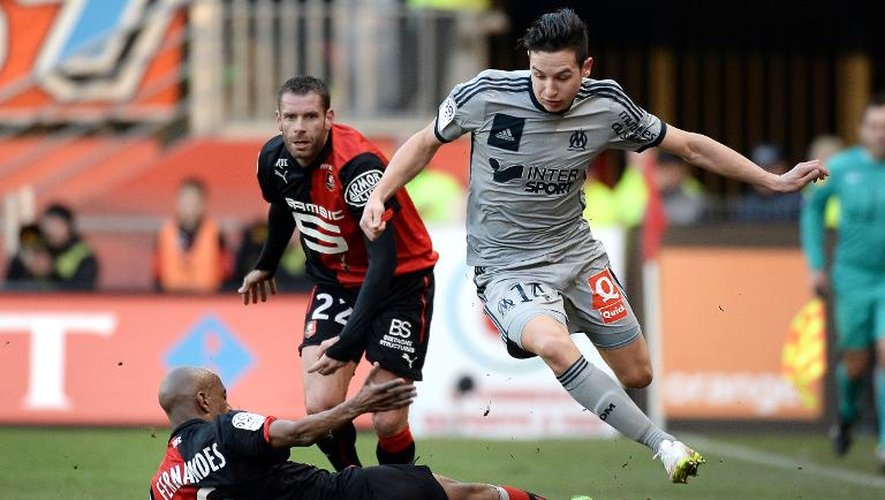 L'attaquant de l'OM Florian Thauvin évite le tacle de Gelson Fernandes du Stade Rennais, le 7 février 2015 à Rennes