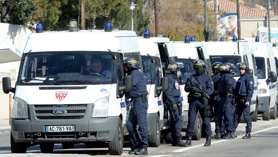 Des membres de la police en opération, le 9 février 2015 à Marseille