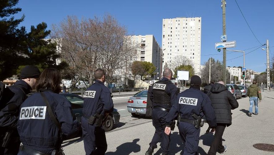 Des membres de la police en opération, le 9 février 2015 à Marseille