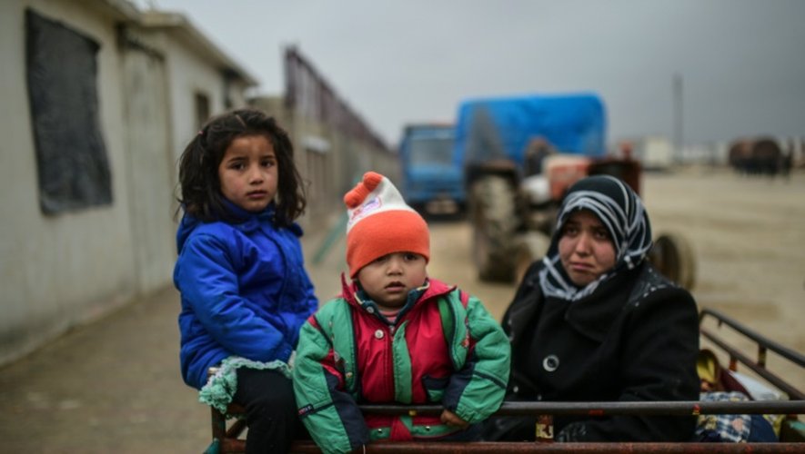 Des enfants et une femme syriens arrivent à Bab al-Salama d'où ils espèrent pouvoir entrer en Turquie dont la frontière est toujours fermée, le 6 février 2016