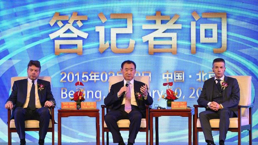 Wang Jianlin (c), patron de Dalian Wanda Group, Philippe Blatter (d), PDG d'Infront et Xavier Robert du fonds d'investissement européen Bridgepoint, lors d'une conférence de presse, le 10 février 2015 à Pékin
