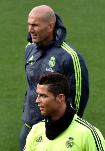 Zinédine Zidane, entraîneur du Real Madrid, et l'attaquant Cristiano Ronaldotake lors d'une séance d'entraînement à Madrid, le 8 janvier 2016