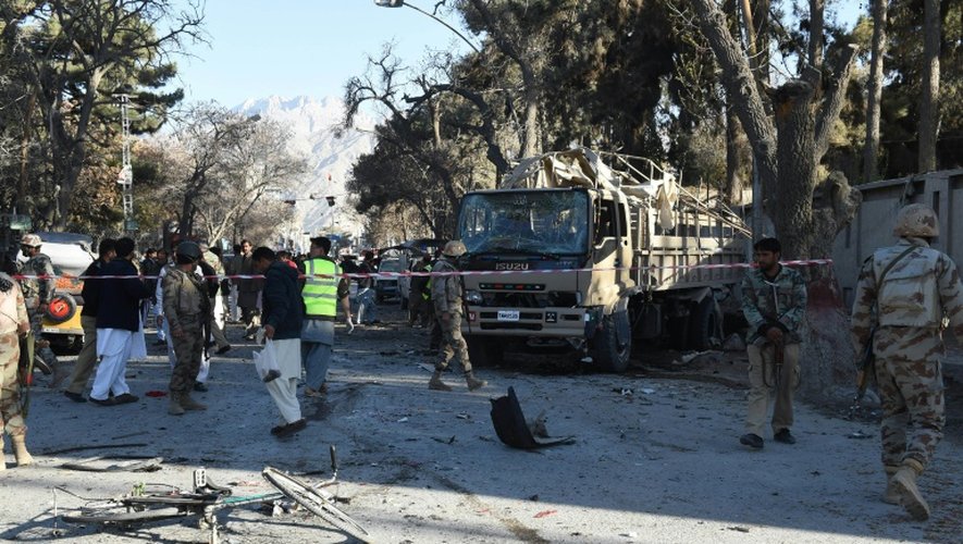 Des soldats pakistanais sur les lieux d'un attentat à la bombe à Quetta, le 6 février 2016
