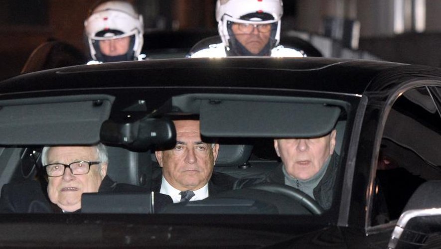 Dominique Strauss-Kahn (c) et son avocat Henri Leclerc (g) quittent le palais de justice de Lille, le 2 février 2015