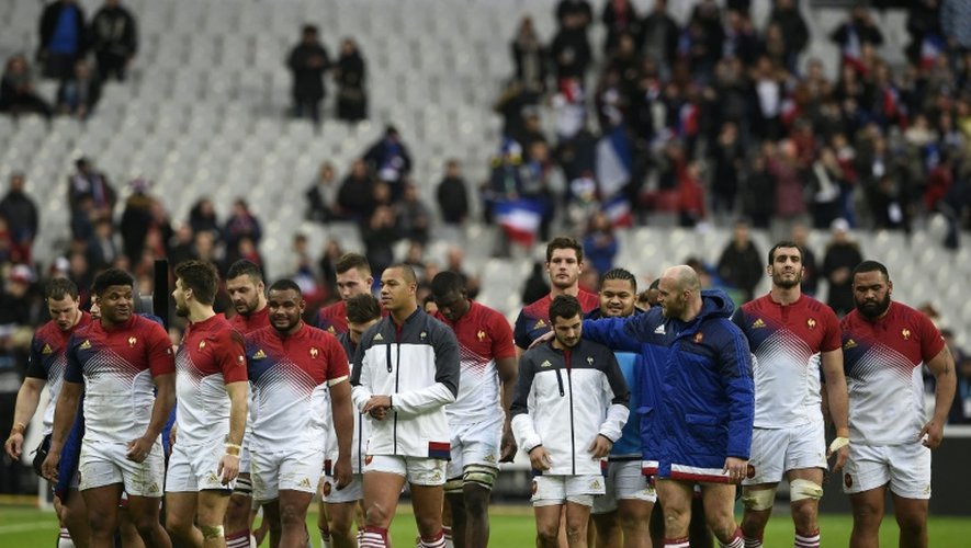 Les joueurs du XV de France à l'issue du match face à l'Italie dans le Tournoi des six nations, le 6 février 2016 au Stade de France