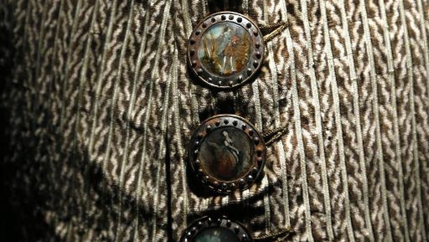 Une chemise et ses superbes boutons datant de 1773-1795 fait partie de l'exposition "Déboutonner la mode", le 9 février 2015 au musée des Arts décoratifs de Paris