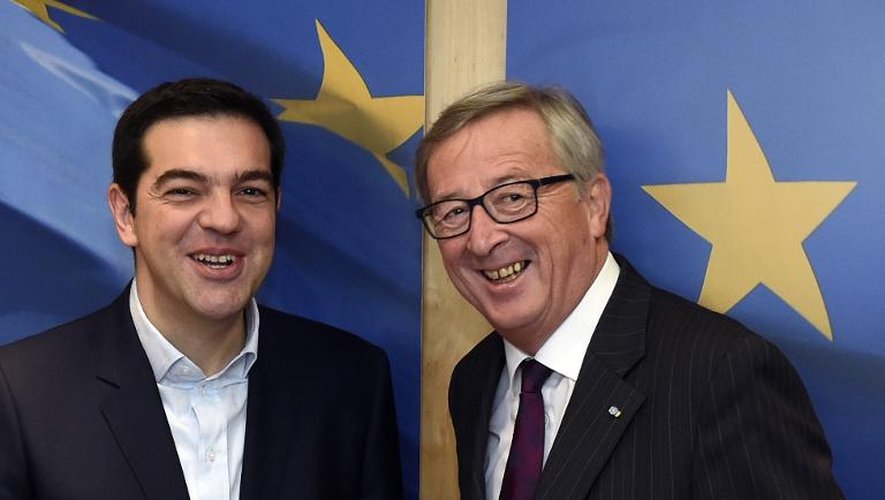 Le président de la Commission européenne Jean-Claude Juncker (d) et le Premier ministre grec Alexis Tspiras, le 4 février 2015 à Bruxelles