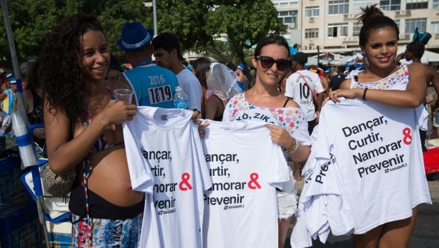 Des employées municipales de la ville de Rio distribuent des tee-shirts sur le virus Zika lors du carnaval, le 6 février 2016