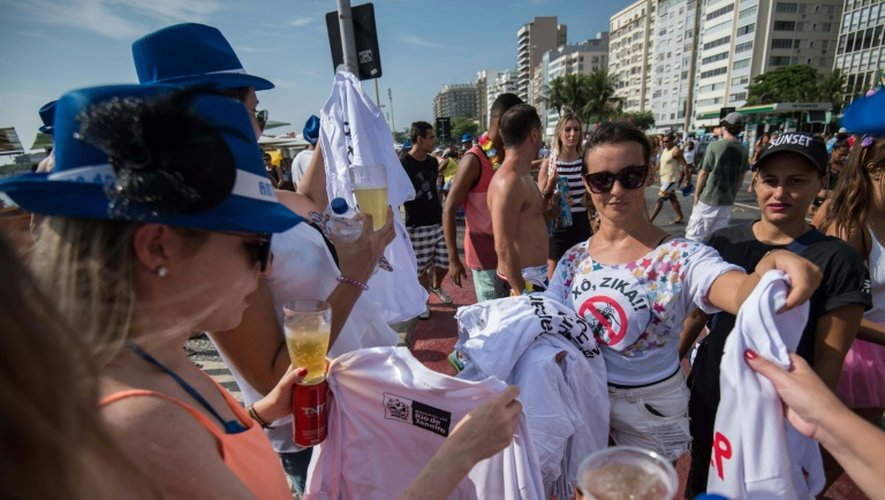 Des employées municipales de la ville de Rio distribuent des tee-shirts sur le virus Zika lors du carnaval, le 6 février 2016
