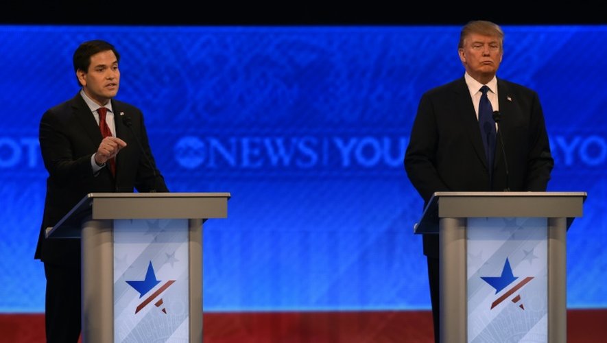 Les candidats républicains à la Maison Blanche Marco Rubio (g) et Donald Trump (d) lors d'un débat à Manchester, dans le New Hampshire, le 6 février 2016