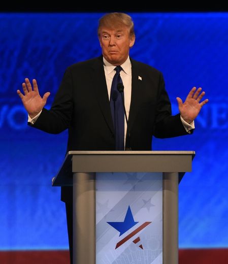 Donald Trump lors d'un débat entre les candidats républicains à la Maison Blanche le 6 février 2016 à Manchester, dans le New Hampshire, aux Etats-Unis