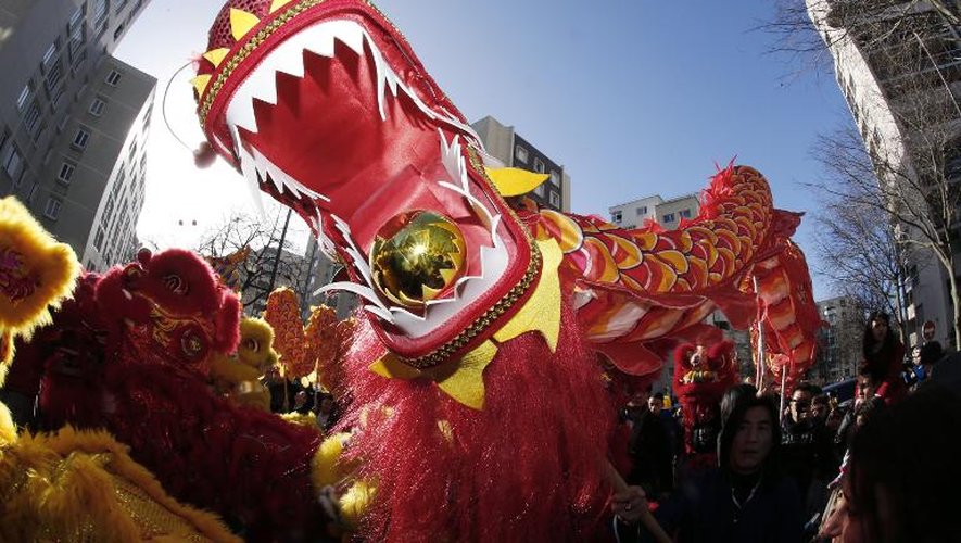 Un dragon géant pour le défilé du Nouvel an chinois le 2 février 2014 dans le quartier de Belleville, à Paris