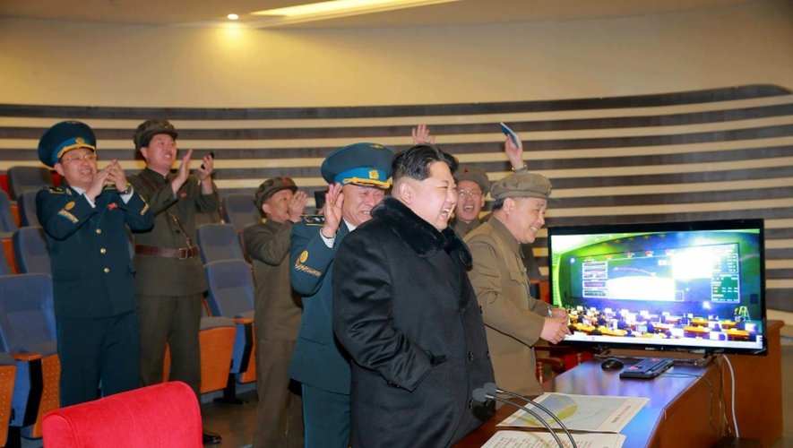 Photo fournie le 7 février 2016 par l'agence officielle nord-coréenne Kcna montrant Le leader nord-coréen Kim Jong-Un assistant, dans un endroit non précisé, au lancement d'une fusée emportant un satellite