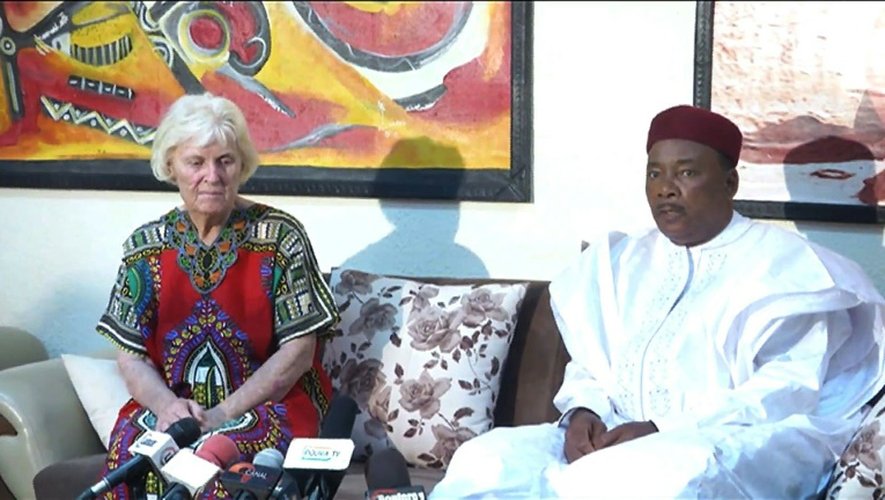 Capture d'écran faite le 7 février 2016 montrant l'ex-otage australienne Jocelyn Elliott avec le président du Niger, Mahamadou Issoufou, à Dosso, au sud-ouest du Niger, après sa libération
