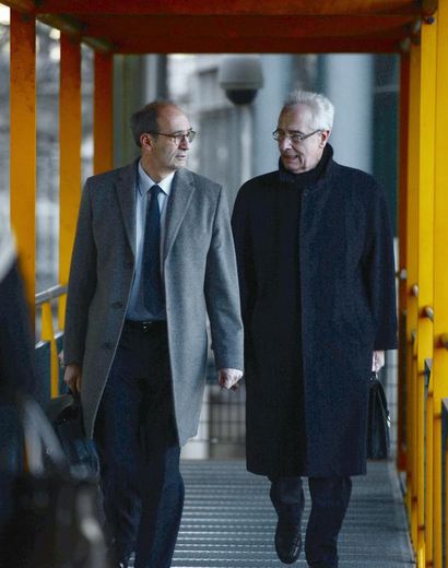 Eric Woerth (g) arrive au tribunal de Bordeaux en compagnie de son avocat Jean-Yves Le Borgne, le 10 février 2015