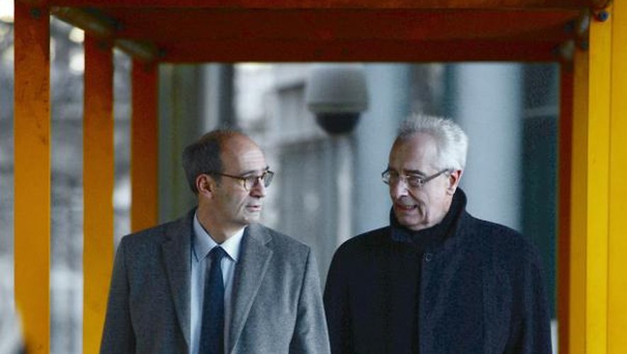 Eric Woerth (g) arrive au tribunal de Bordeaux en compagnie de son avocat Jean-Yves Le Borgne, le 10 février 2015