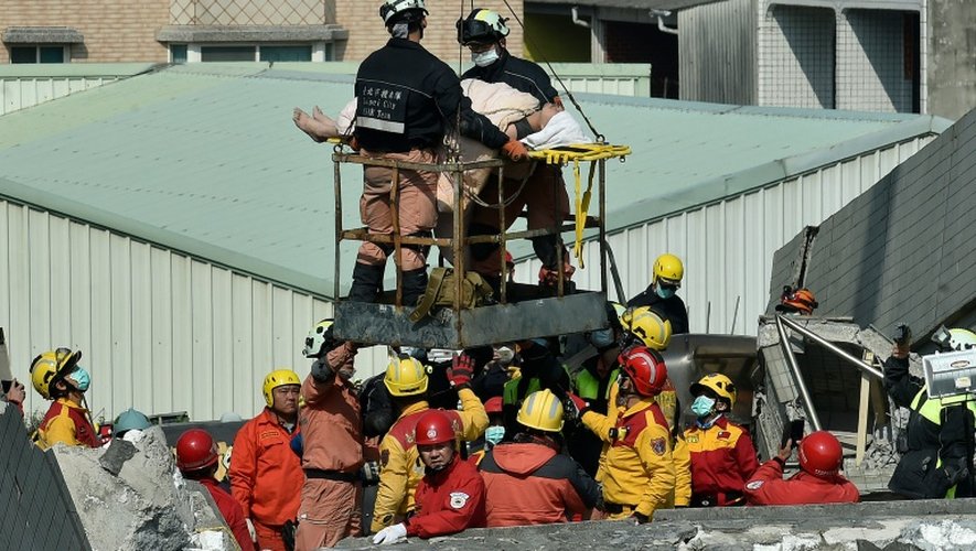 Des équipes de secours transportent un blessé à l'aide d'une grue, le 7 février 2016,  au lendemain d'un puissant séisme à Tainan, dans le sud de Taïwan