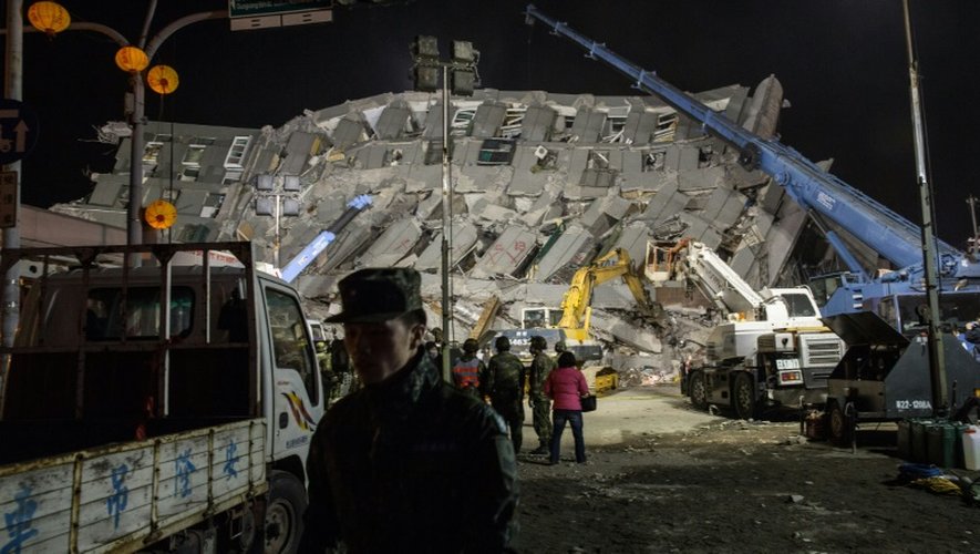Décombres d'un immeuble d'habitation le 7 février 2016 à Tainan, dans le sud de Taïwan, qui s'est effondré après un puissant séisme