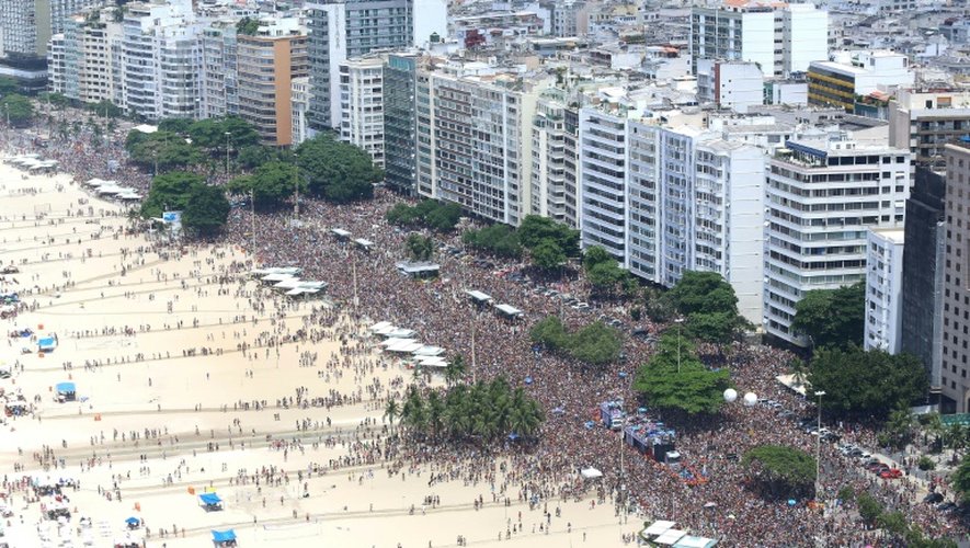 Des milliers de personnes assistent à un défilé de carnaval sur la plage de Copacabana, à Rio de Janeiro, le 6 février 2016, avant le coup d'envoi officiel de la fête