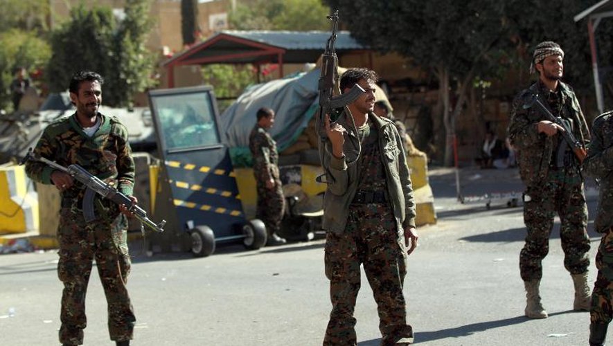 Des miliciens Houthis armés devant l'ambassade des Etats-Unis au Yémen, le 11 février 2015 à Sanaa