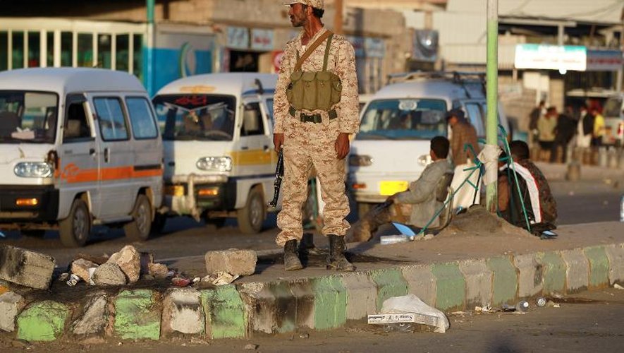 Un combattant Houthi en position dans une rue de Sanaa, le 7 février 2015 au Yémen