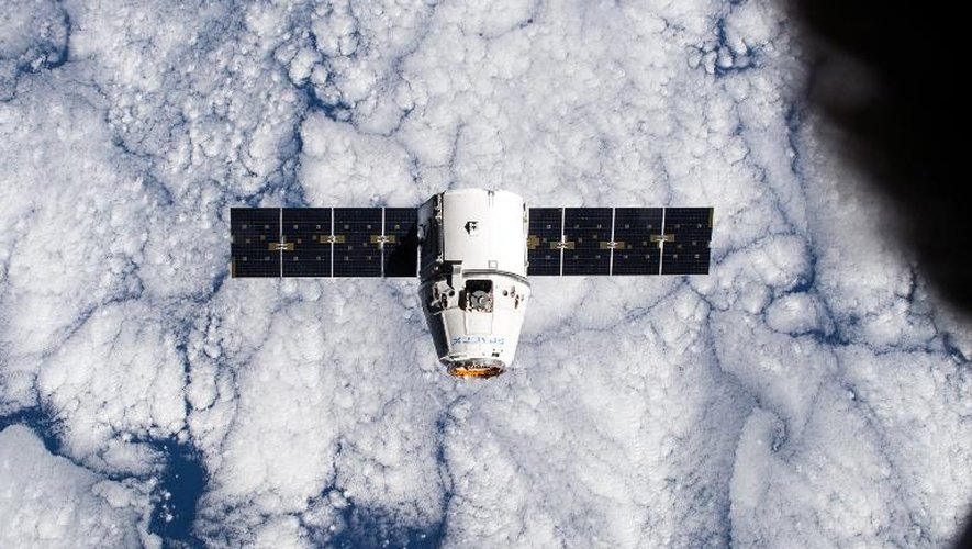 Photo prise le 12 janvier 2015 par un membre de la Station Spaciale Internationale (ISS) de la capsule non-habitée Dragon de la société américaine SpaceX en approche de l'ISS