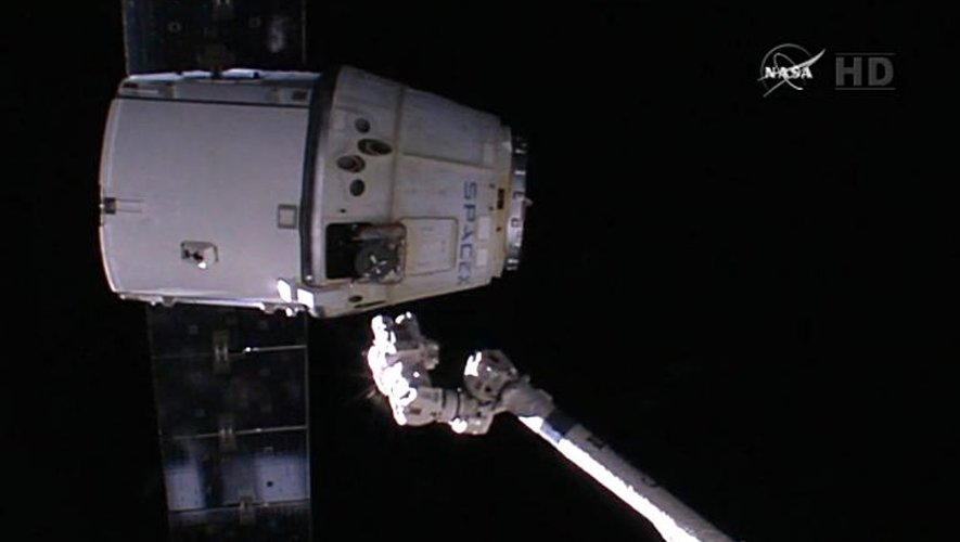 Image fournie par la Nasa TV le 10 février 2015 montrant la capsule Dragon de SpaceX se désarrimant de la Station Spatiale Internationale (ISS)