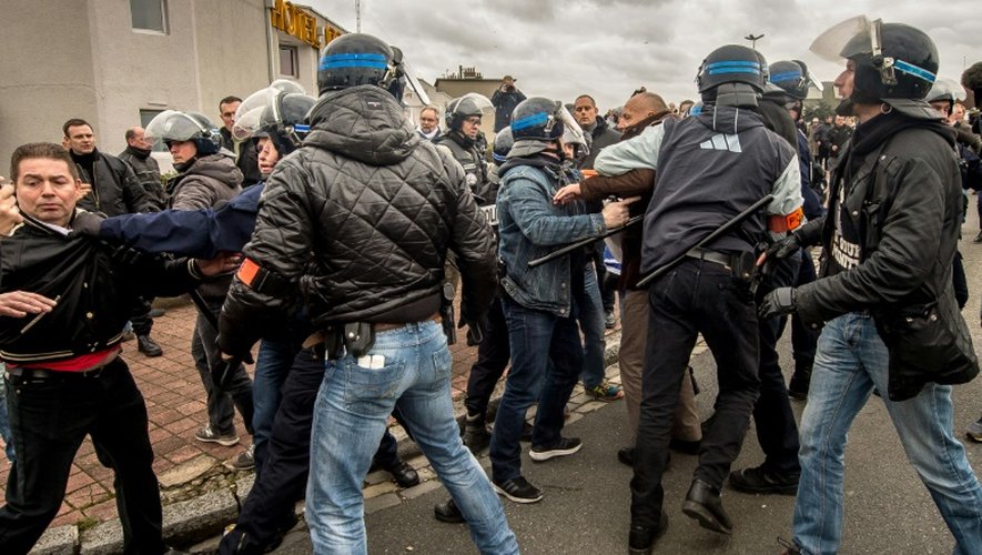 Des policiers arrêtent des manifestants du mouvement Pegida, lors d'un rassemblement anti-migrants, le 6 février 2016 à Calais