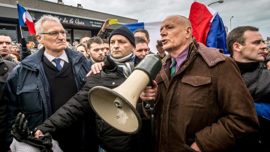 Le général Christian Piquemal (d) s'adresse aux partisans du mouvement Pegida, lors d'un rassemblement anti-migrants, le 6 février 2016 à Calais