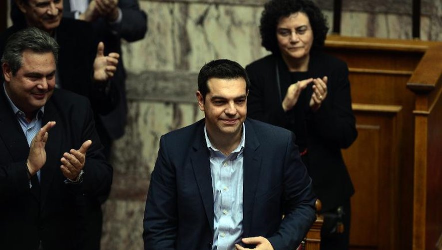 Le Premier ministre grec Alexis Tsipras (c) est applaudi après avoir obtenu le vote de confiance du gouvernement, le 11 février 2015 à Athènes