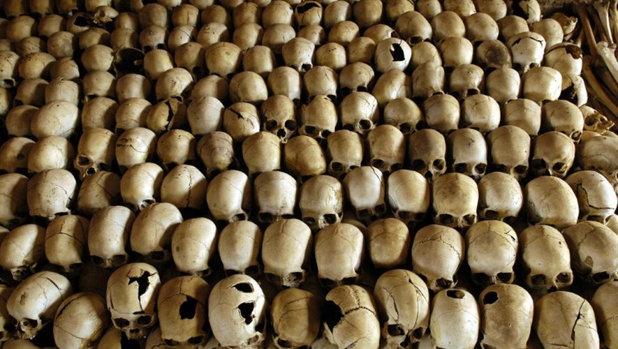 Des crânes de victimes du génocide rwandais de 1994, au mémorial du Génocide, le 27 février 2004 à Nyamata au Rwanda