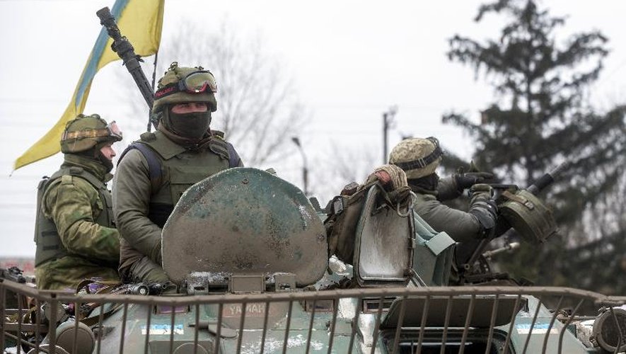 Des soldats ukrainiens en route pour Debaltseve, dans l'Est de l'Ukraine, le 10 février 2015