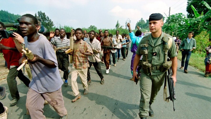 Un soldat français surveille le recrutement de l'armée Hutu le 26 juin 1994 à Ginsenye au Rwanda