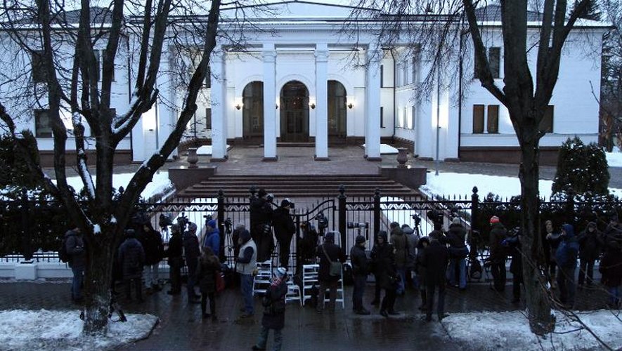 Des journalistes attendent devant la résidence présidentielle à Minsk, le 10 février 2015, où les dirigeants ukrainien, russe, français et allemand vont se réunir pour tenter de mettre fin au conflit en Ukraine