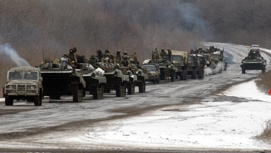 Un convoi de l'armée ukrainienne, en route pour Debaltseve, le 10 février 2015 à Artemivsk, dans la région de Donetsk, dans l'est de l'Ukraine