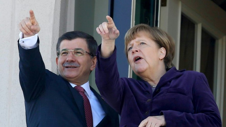 Le Premier ministre turc Ahmet Davutoglu et la chancelière allemande Angela Merkel sur le balcon d'une résidence à Ankara, lors de leur rencontre le 8 février 2016