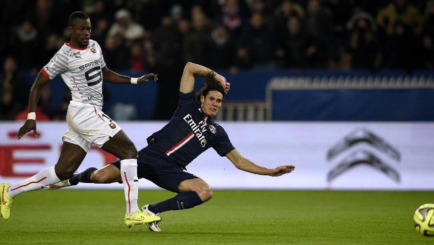 L'attaquant du PSG Edinson Cavani rate une occasion face au défenseur de Rennes Fallou Diagne, lors du match de Ligue 1 disputé le 30 janvier 2015, à Paris