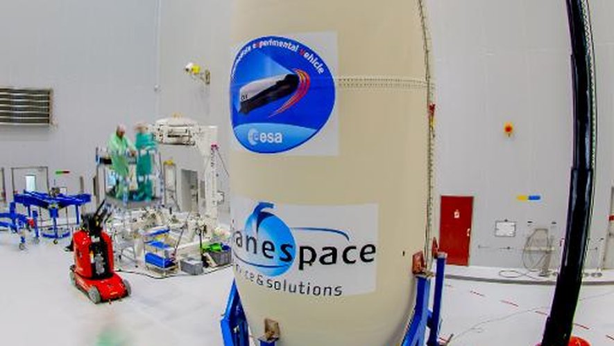 Le petit avion spatial expérimental européen, l'Intermediate eXpérimental Vehicle, le 28 janvier 2015 à Kourou, en Guyane française