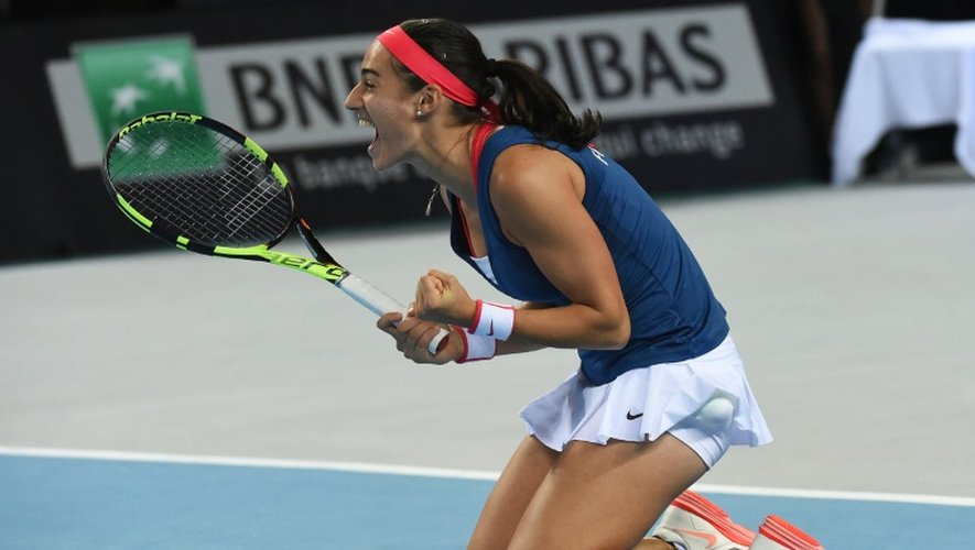 Caroline Garcia célèbre sa victoire face à l'Italienne Camila Giorgi à Marseille, le 7 février 2016, qui qualifie la France pour les demi-finales de la Fed Cup