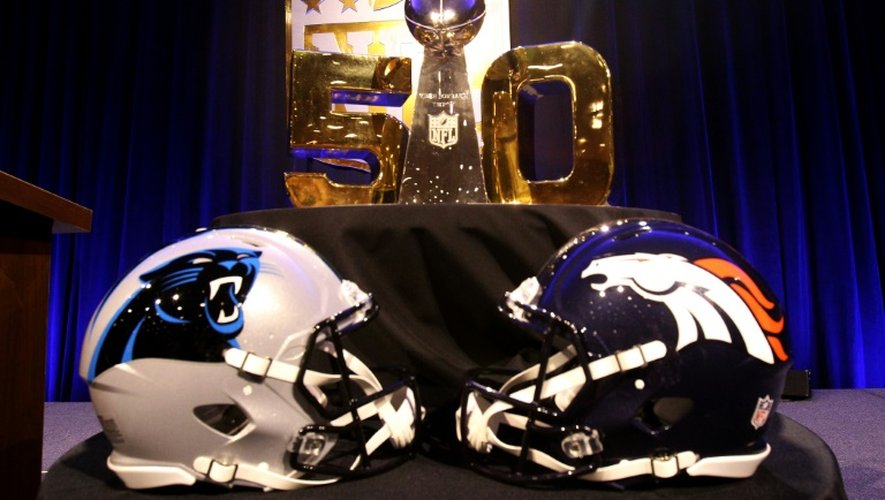 Avant le 50e Super Bowl, la trophée Vince Lombardi et les casques des Carolina Panthers et des Denver Broncos sont présentés à San Francisco, le 5 février 2016