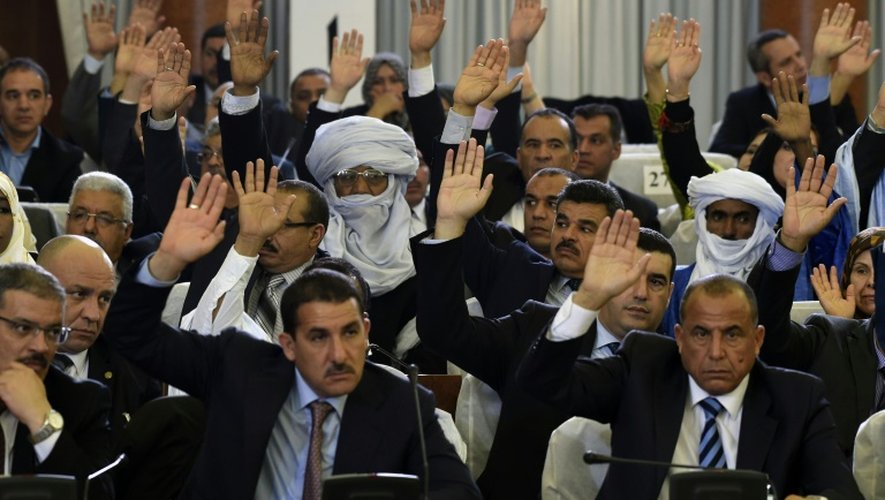 Le Parlement algérien adopte une réforme de la Constitution, le 7 février 2016 à Alger