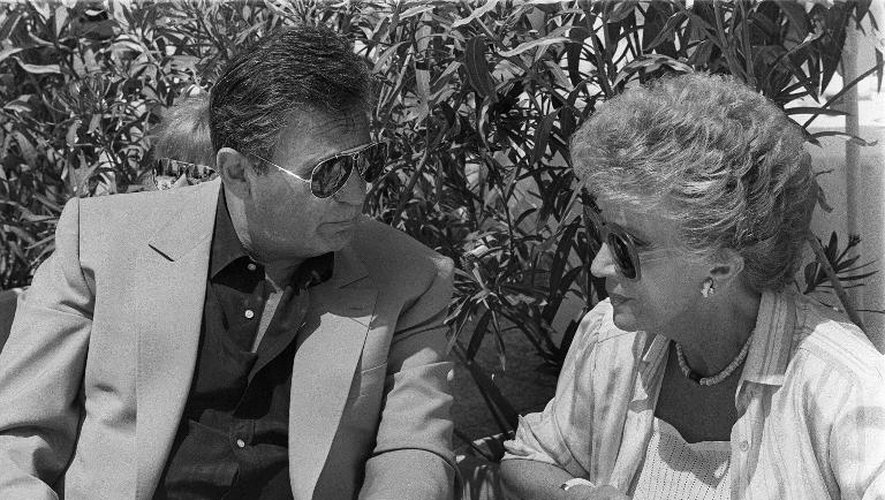 L'acteur français Roger Hanin s'entretient avec son épouse, la productrice de cinéma Christine Gouze-Rénal, à l'occasion de la 36e édition du festival international du film, à Cannes le 16 mai 1983.