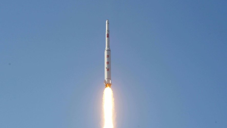 Photo fournie le 7 février 2016 par l'agence officielle nord-coréenne Kcna montrant le décollage d'une fusée emportant un satellite depuis un endroit non précisé