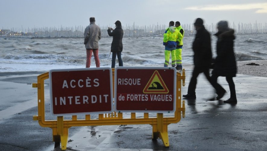 Accès interdit au rivage en raison de fortes vagues le 11 janvier 2016 à La Rochelle