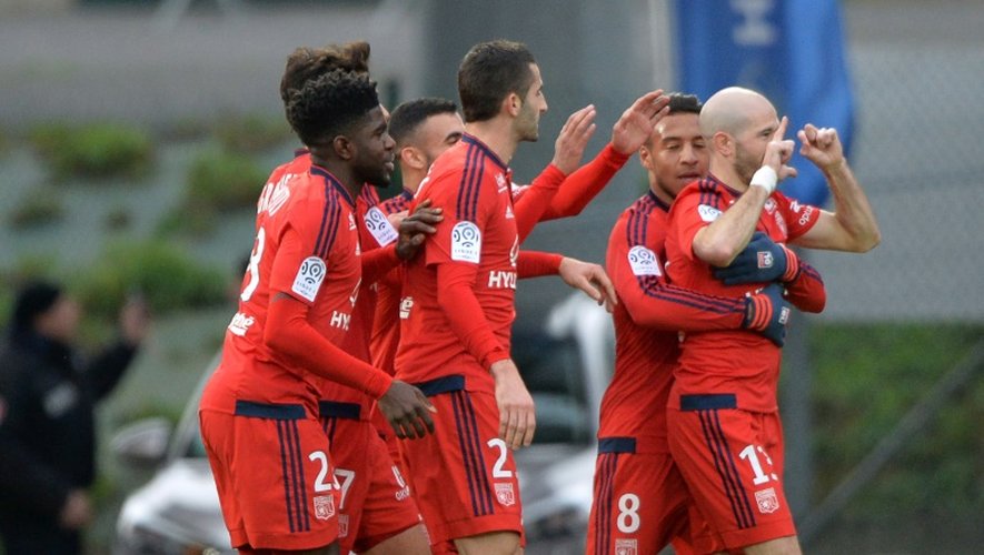 Le défenseur lyonnais Christophe Jallet félicité par ses camarades après l'ouverture du score à Angers, le 6 février 2016