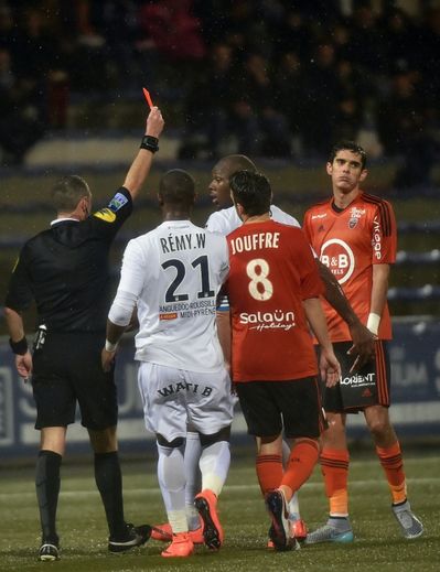 Le défenseur lorientais François Bellugou (d), exclu lors du match face à Montpellier au stade du Moustoir, le 6 février 2016