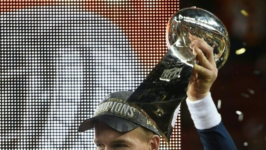Le quarterback des Broncos de Denver Peyton Manning célèbre la victoire de son équipe au SuperBowl, à Santa Clara en Californie, le 7 février 2016