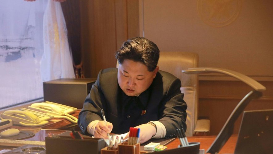 Photo prise le 6 février 2016, fournie par l'Agence de presse officielle nord-coréenne KCNA, de Kim Jong-Un signant un document lié au tir d'une fusée de longue portée, dans un lieu non connu en Corée du Nord