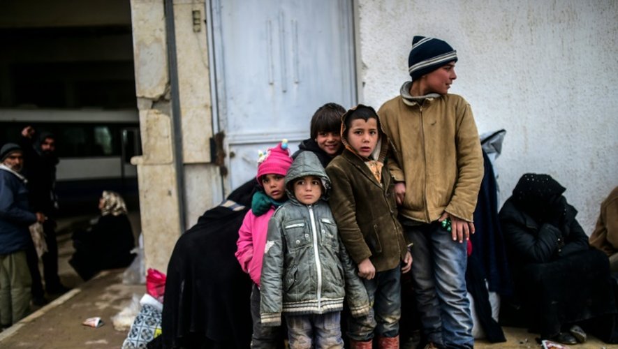 Des réfugiés syriens, qui ont fui l'assaut contre la ville d'Alep, attendent à Bab-al Salam de pouvoir entrer en Turquie, le 6 février 2016