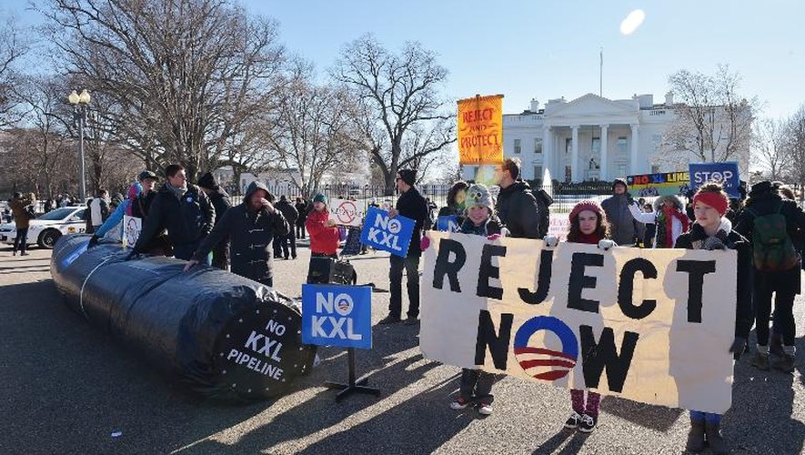 Des militants opposés à la construction de l'oléoduc Keystone XL manifestent devant la Maison Blanche, le 10 janvier 2015 à Washington